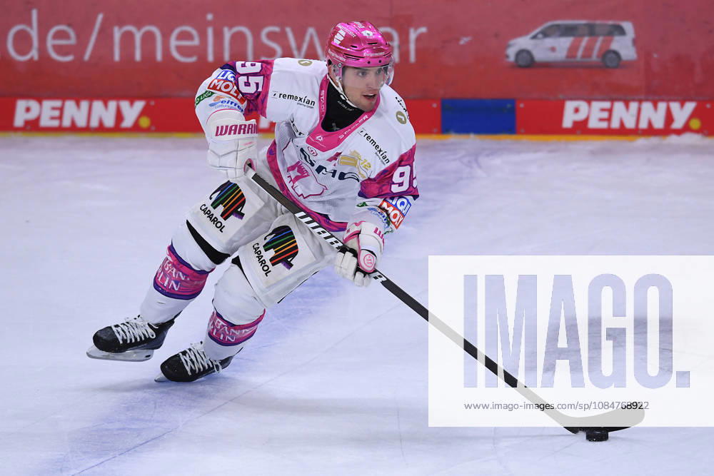 Eishockey Penny DEL 10. Spieltag Krefeld Pinguine - Eisbären Berlin am 18.10.2026 in der Yayla Arena in Krefeld Frederik Tiffels ( Berlin ) Gemäß den Vorgaben der DEL Deutsche Eishockey Liga ist die Publikation und Weiterverwertung der Aufnahmen in elektronischen Medien und Endgeräten aller Art während des laufenden Spiels nicht zulässig.