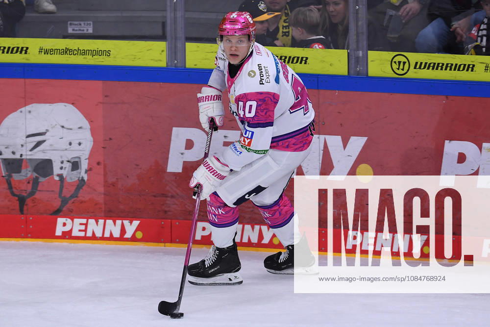 Eishockey Penny DEL 10. Spieltag Krefeld Pinguine - Eisbären Berlin am 18.10.2026 in der Yayla Arena in Krefeld Korbinian Geibel ( Berlin ) Gemäß den Vorgaben der DEL Deutsche Eishockey Liga ist die Publikation und Weiterverwertung der Aufnahmen in elektronischen Medien und Endgeräten aller Art während des laufenden Spiels nicht zulässig.