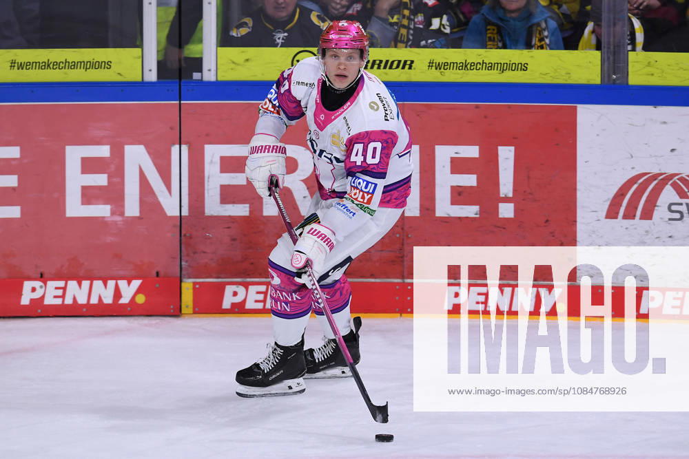 Eishockey Penny DEL 10. Spieltag Krefeld Pinguine - Eisbären Berlin am 18.10.2026 in der Yayla Arena in Krefeld Korbinian Geibel ( Berlin ) Gemäß den Vorgaben der DEL Deutsche Eishockey Liga ist die Publikation und Weiterverwertung der Aufnahmen in elektronischen Medien und Endgeräten aller Art während des laufenden Spiels nicht zulässig.