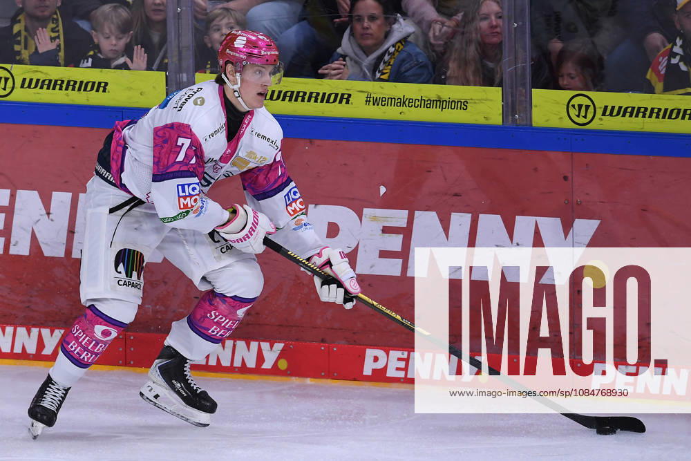 Eishockey Penny DEL 10. Spieltag Krefeld Pinguine - Eisbären Berlin am 18.10.2026 in der Yayla Arena in Krefeld Eric Hördler ( Berlin ) Gemäß den Vorgaben der DEL Deutsche Eishockey Liga ist die Publikation und Weiterverwertung der Aufnahmen in elektronischen Medien und Endgeräten aller Art während des laufenden Spiels nicht zulässig.