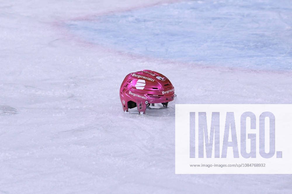 Eishockey Penny DEL 10. Spieltag Krefeld Pinguine - Eisbären Berlin am 18.10.2026 in der Yayla Arena in Krefeld Der Eishockeyhelm von Adam Smith ( Berlin ) liegt auf dem Eis Gemäß den Vorgaben der DEL Deutsche Eishockey Liga ist die Publikation und Weiterverwertung der Aufnahmen in elektronischen Medien und Endgeräten aller Art während des laufenden Spiels nicht zulässig.