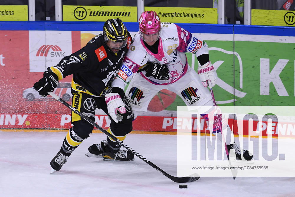 Eishockey Penny DEL 10. Spieltag Krefeld Pinguine - Eisbären Berlin am 18.10.2026 in der Yayla Arena in Krefeld Clinston Joseph Robert C. J. Suess ( Krefeld ), links - Manuel Wiederer ( Berlin ), rechts Gemäß den Vorgaben der DEL Deutsche Eishockey Liga ist die Publikation und Weiterverwertung der Aufnahmen in elektronischen Medien und Endgeräten aller Art während des laufenden Spiels nicht zulässig.