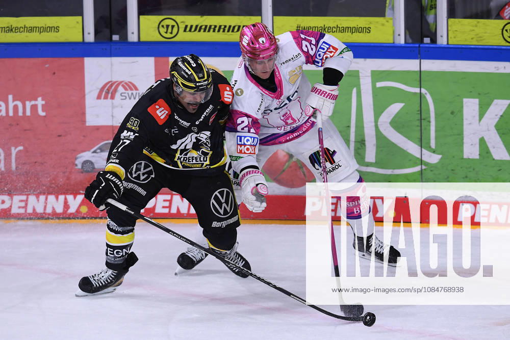 Eishockey Penny DEL 10. Spieltag Krefeld Pinguine - Eisbären Berlin am 18.10.2026 in der Yayla Arena in Krefeld Clinston Joseph Robert C. J. Suess ( Krefeld ), links - Manuel Wiederer ( Berlin ), rechts Gemäß den Vorgaben der DEL Deutsche Eishockey Liga ist die Publikation und Weiterverwertung der Aufnahmen in elektronischen Medien und Endgeräten aller Art während des laufenden Spiels nicht zulässig.