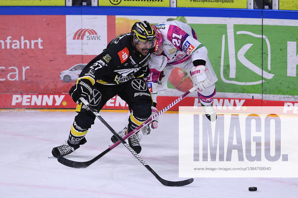 Eishockey Penny DEL 10. Spieltag Krefeld Pinguine - Eisbären Berlin am 18.10.2026 in der Yayla Arena in Krefeld Clinston Joseph Robert C. J. Suess ( Krefeld ), links - Manuel Wiederer ( Berlin ), rechts Gemäß den Vorgaben der DEL Deutsche Eishockey Liga ist die Publikation und Weiterverwertung der Aufnahmen in elektronischen Medien und Endgeräten aller Art während des laufenden Spiels nicht zulässig.