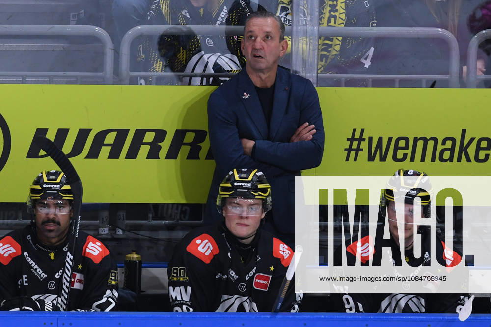 Eishockey Penny DEL 10. Spieltag Krefeld Pinguine - Eisbären Berlin am 18.10.2026 in der Yayla Arena in Krefeld Thomas Popiesch ( Trainer Cheftrainer Krefeld ) Gemäß den Vorgaben der DEL Deutsche Eishockey Liga ist die Publikation und Weiterverwertung der Aufnahmen in elektronischen Medien und Endgeräten aller Art während des laufenden Spiels nicht zulässig.