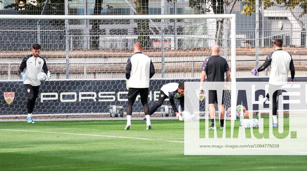Stuttgart, Fußball UEFA Champions League, Saison 2026-2027, VfB Stuttgart Training, v.l. Dennis Seimen, Marius Funk, Fabian Bredlow, Steffen Krebs, Stefan Drljaca
