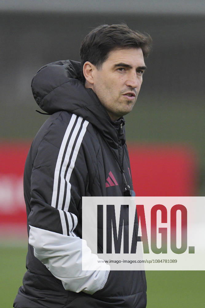 Liverpool Training, Champions League Liverpool FC manager Andoni Iraola watches as his players warm up during the Liverpool Training Session ahead of the UEFA Champions League Matchday 3 v Villarreal CF, AXA Training Centre, Liverpool, United Kingdom on 19 October 2026 Credit: Steve Flynn Every Second Media Editorial use only. All images are copyright Every Second Media Limited. No images may be reproduced without prior permission.