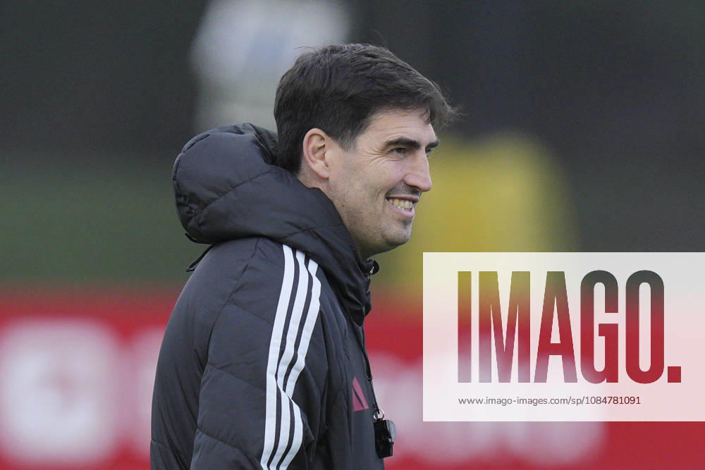 Liverpool Training, Champions League Liverpool FC manager Andoni Iraola watches as his players warm up during the Liverpool Training Session ahead of the UEFA Champions League Matchday 3 v Villarreal CF, AXA Training Centre, Liverpool, United Kingdom on 19 October 2026 Credit: Steve Flynn Every Second Media Editorial use only. All images are copyright Every Second Media Limited. No images may be reproduced without prior permission.