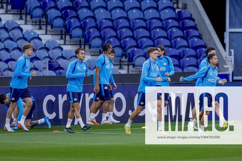 , Estadio do Dragao , season 2026 2027 , UEFA Champions League football , press conference, PK, Pressekonferenz PSV , Picture shows players of PSV during the warming up Press conference and training PSV x208823061x