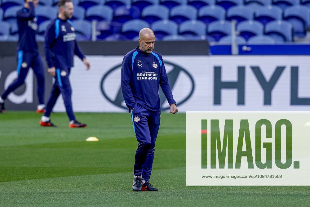 , Estadio do Dragao , season 2026 2027 , UEFA Champions League football , press conference, PK, Pressekonferenz PSV , Picture shows PSV trainer coach Peter Bosz Press conference and training PSV x208823072x