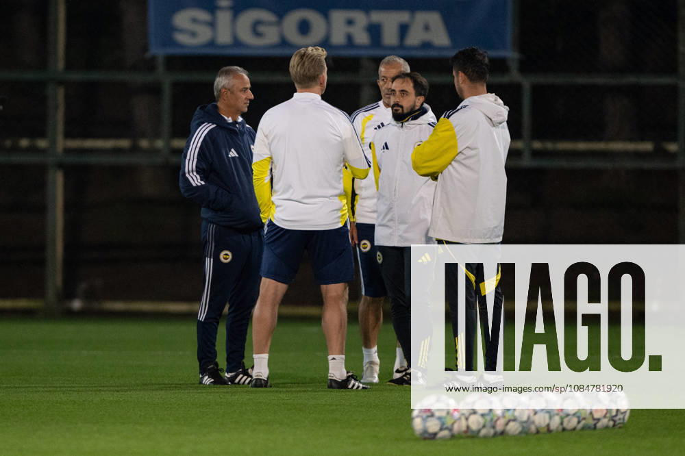 Ahead of Fenerbahce v Slavia Prague - UEFA Champions League ISTANBUL, TURKIYE - OCTOBER 19: Head coach Ismail Kartal of Fenerbahce leads the training session ahead of their UEFA Champions League match between Fenerbahce and Slavia Prague at Chobani Stadium in Istanbul, Turkiye, on October 19, 2026. Celal Gunes Anadolu Istanbul Turkey. Editorial use only. Please get in touch for any other usage.