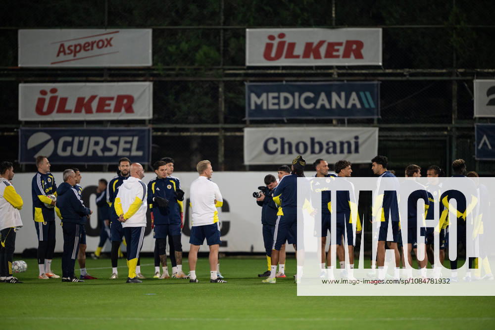 Ahead of Fenerbahce v Slavia Prague - UEFA Champions League ISTANBUL, TURKIYE - OCTOBER 19: Head coach Ismail Kartal of Fenerbahce leads the training session ahead of their UEFA Champions League match between Fenerbahce and Slavia Prague at Chobani Stadium in Istanbul, Turkiye, on October 19, 2026. Celal Gunes Anadolu Istanbul Turkey. Editorial use only. Please get in touch for any other usage.