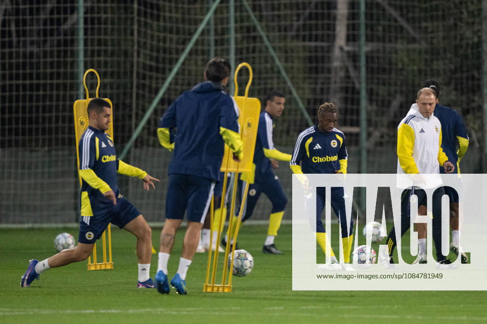Ahead of Fenerbahce v Slavia Prague - UEFA Champions League ISTANBUL, TURKIYE - OCTOBER 19: Head coach Ismail Kartal of Fenerbahce leads the training session ahead of their UEFA Champions League match between Fenerbahce and Slavia Prague at Chobani Stadium in Istanbul, Turkiye, on October 19, 2026. Celal Gunes Anadolu Istanbul Turkey. Editorial use only. Please get in touch for any other usage.