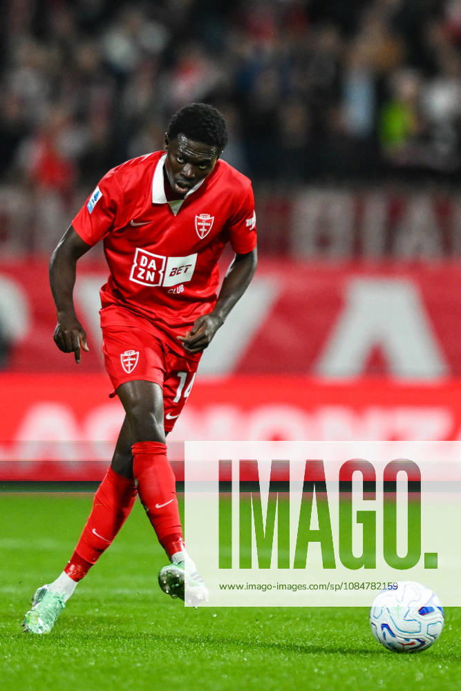 Ebenezer Akinsanmiro of AC Monza in action during the Serie A soccer match between AC Monza and Cagliari Calcio the Brianteo Stadium in Monza, north Italy - October 19, 2026. - Soccer.