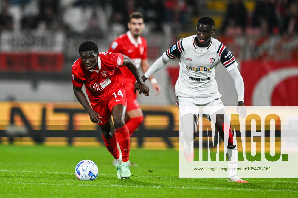 Ebenezer Akinsanmiro of AC Monza in action during the Serie A soccer match between AC Monza and Cagliari Calcio the Brianteo Stadium in Monza, north Italy - October 19, 2026. - Soccer.
