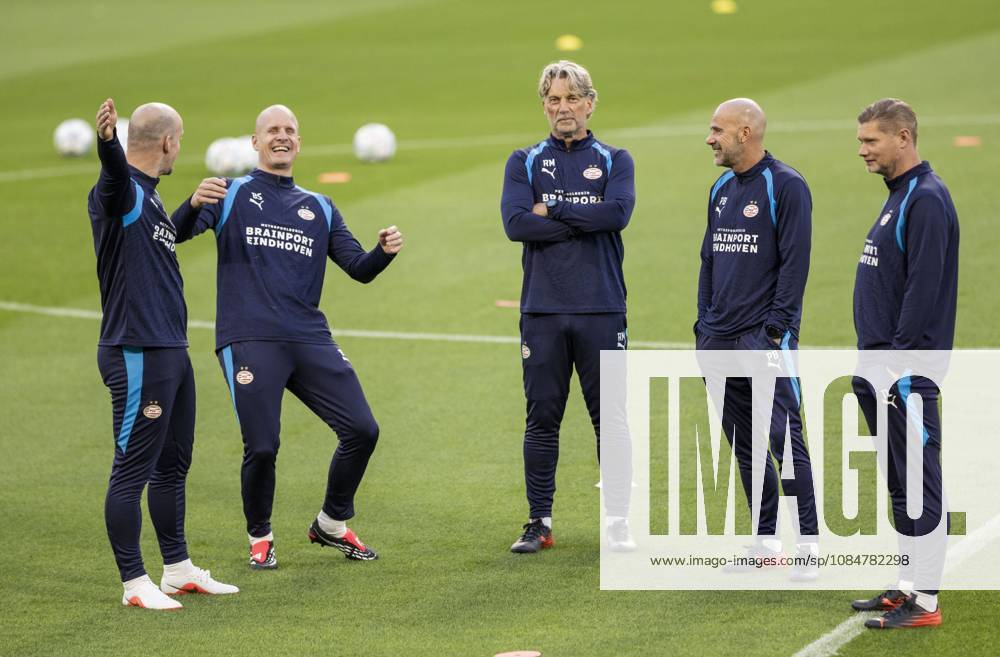 PORTO - (L-R) Kevin Balvers, Bas Sibum, assistant coach Rob Maas, head coach Peter Bosz, assistant coach Theo Lucius during a training session the day before the Champions League match between Porto and PSV Eindhoven at the Estadio Do Dragao, on October 19, 2026 in Porto, Portugal. MORITZ MUELLER ANP ANPxSportx IVx 572988891 originalFilename: 572988891