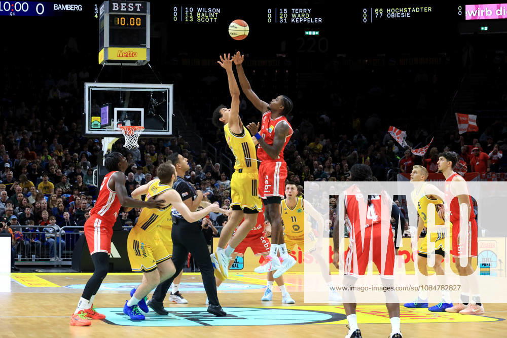 Deutschland, GER, DEU, Basketball, BBL-Pokal, 1.Tag, Saison 2026 2027, Berlin, ALBA Berlin vs Bamberg Anstoss , BRANDON ANGEL ( ALBA Berlin 21 ), Hason Ward ( Bamberg 20 ) nordphoto GmbH Engler Berlin Uber-Arena Berlin Deutschland