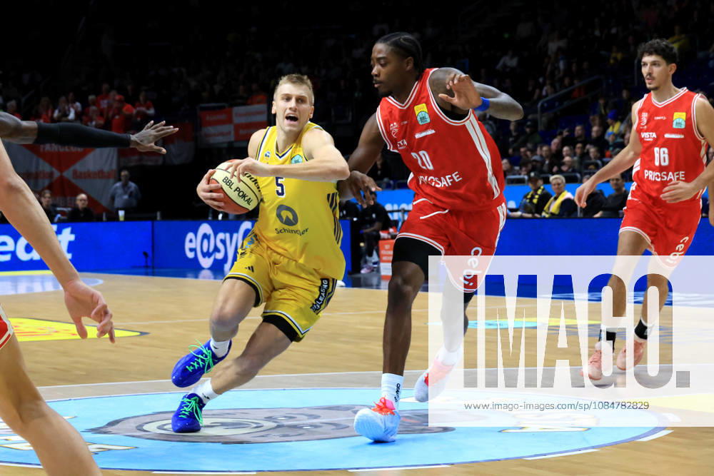 Deutschland, GER, DEU, Basketball, BBL-Pokal, 1.Tag, Saison 2026 2027, Berlin, ALBA Berlin vs Bamberg Sam Griesel ( ALBA Berlin 5 ), Mylik Wilson ( Bamberg 10 ) nordphoto GmbH Engler Berlin Uber-Arena Berlin Deutschland