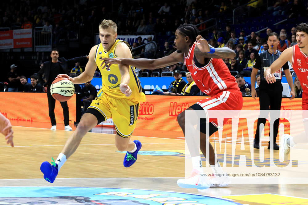 Deutschland, GER, DEU, Basketball, BBL-Pokal, 1.Tag, Saison 2026 2027, Berlin, ALBA Berlin vs Bamberg Sam Griesel ( ALBA Berlin 5 ), Hason Ward ( Bamberg 20 ) nordphoto GmbH Engler Berlin Uber-Arena Berlin Deutschland