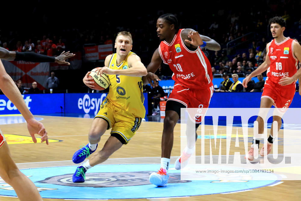 Deutschland, GER, DEU, Basketball, BBL-Pokal, 1.Tag, Saison 2026 2027, Berlin, ALBA Berlin vs Bamberg Sam Griesel ( ALBA Berlin 5 ), Hason Ward ( Bamberg 20 ) nordphoto GmbH Engler Berlin Uber-Arena Berlin Deutschland