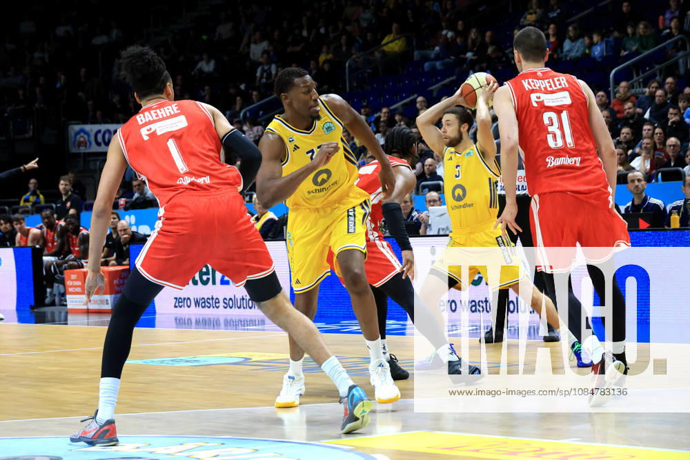 Deutschland, GER, DEU, Basketball, BBL-Pokal, 1.Tag, Saison 2026 2027, Berlin, ALBA Berlin vs Bamberg Sima Fatty Yankuba ( ALBA Berlin 77 ), JORDAN FORD ( ALBA Berlin 3 ), Daniel Keppeler ( Bamberg 31 ), Jonathan Baehre ( Bamberg 1 ) nordphoto GmbH Engler Berlin Uber-Arena Berlin Deutschland
