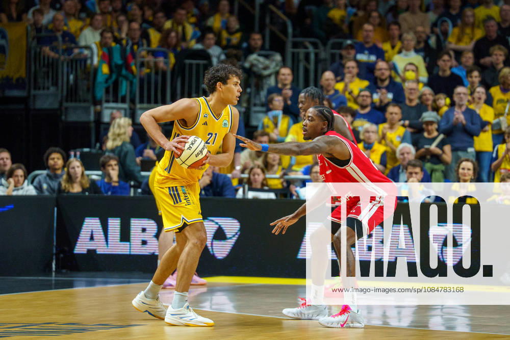 Im Bild: Brandon Angel (ALBA BERLIN, 21), Hason Ward (BMA365 Bamberg Baskets, 20) 19.10.2026, Alba Berlin - BMA365 Bamberg Baskets, BBL-Pokal Achtelfinale, Basketball, Saison 2026 27, Uber Arena