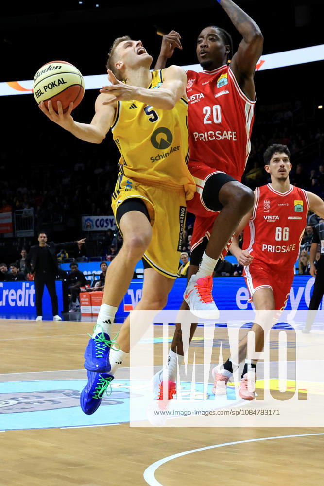 Deutschland, GER, DEU, Basketball, BBL-Pokal, 1.Tag, Saison 2026 2027, Berlin, ALBA Berlin vs Bamberg Sam Griesel ( ALBA Berlin 5 ), Hason Ward ( Bamberg 20 ) nordphoto GmbH Engler Berlin Uber-Arena Berlin Deutschland