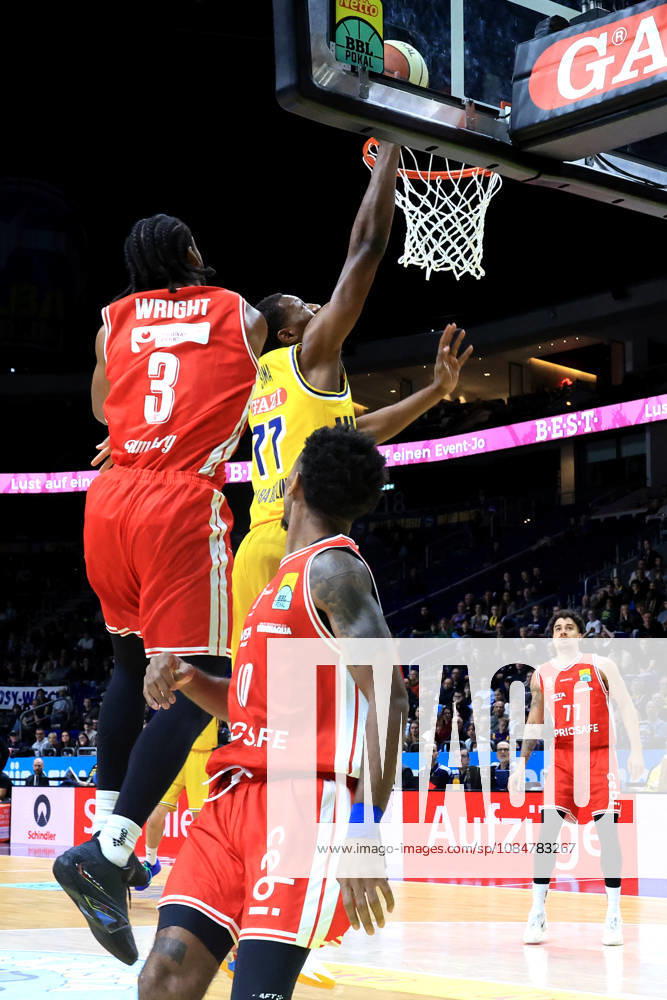 Deutschland, GER, DEU, Basketball, BBL-Pokal, 1.Tag, Saison 2026 2027, Berlin, ALBA Berlin vs Bamberg Sima Fatty Yankuba ( ALBA Berlin 77 ), Jordan Wright ( Bamberg 3 ), Mylik Wilson ( Bamberg 10 ) nordphoto GmbH Engler Berlin Uber-Arena Berlin Deutschland