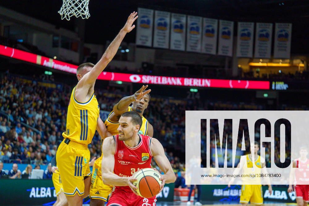 Im Bild: Daniel Keppeler (BMA365 Bamberg Baskets, 31) gegen Sima, Alba Berlin, 77 19.10.2026, Alba Berlin - BMA365 Bamberg Baskets, BBL-Pokal Achtelfinale, Basketball, Saison 2026 27, Uber Arena