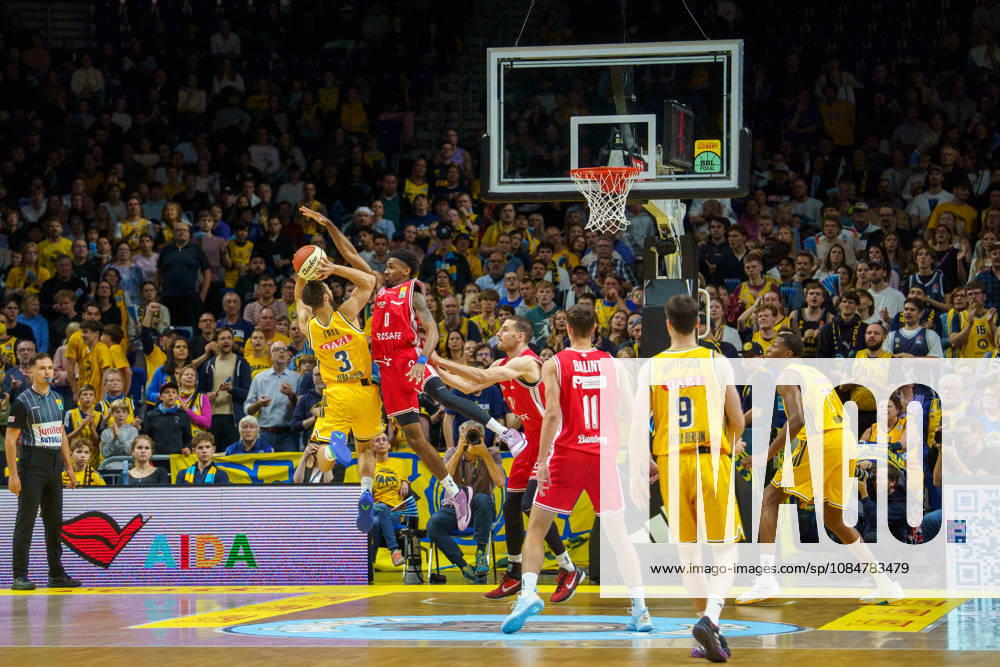 Im Bild: Jordan Ford (ALBA BERLIN, 3), Wurf 19.10.2026, Alba Berlin - BMA365 Bamberg Baskets, BBL-Pokal Achtelfinale, Basketball, Saison 2026 27, Uber Arena