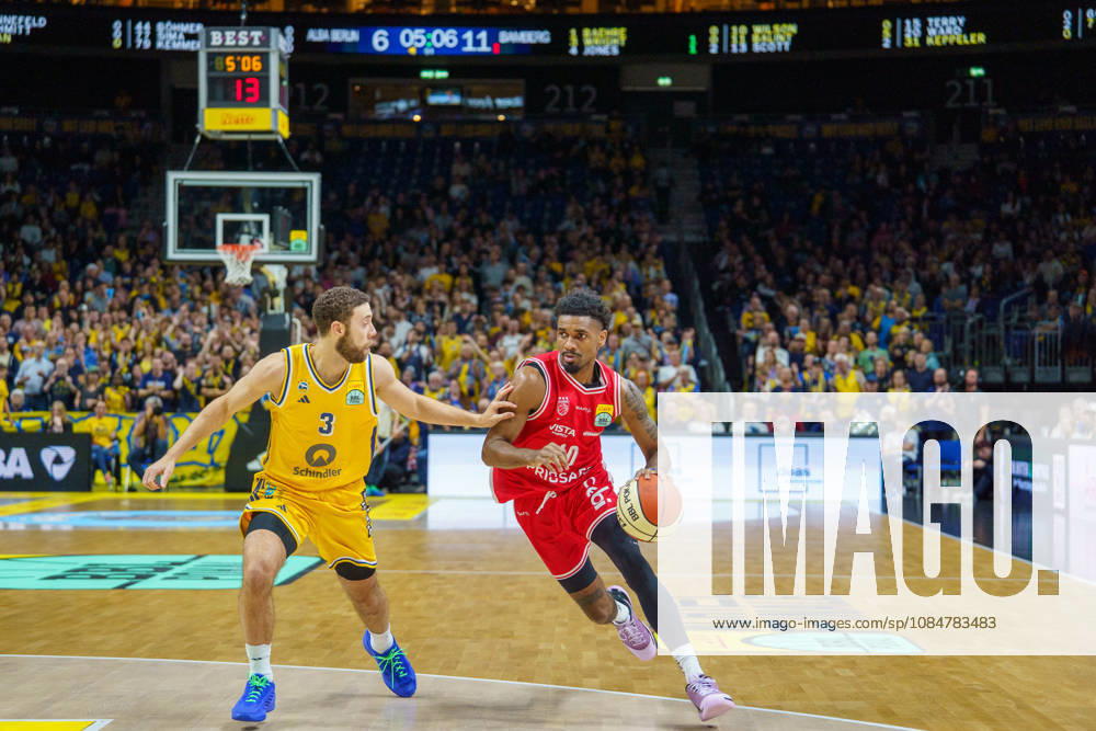 Im Bild: Mylik Wilson (BMA365 Bamberg Baskets, 10), Jordan Ford (ALBA BERLIN, 3) 19.10.2026, Alba Berlin - BMA365 Bamberg Baskets, BBL-Pokal Achtelfinale, Basketball, Saison 2026 27, Uber Arena