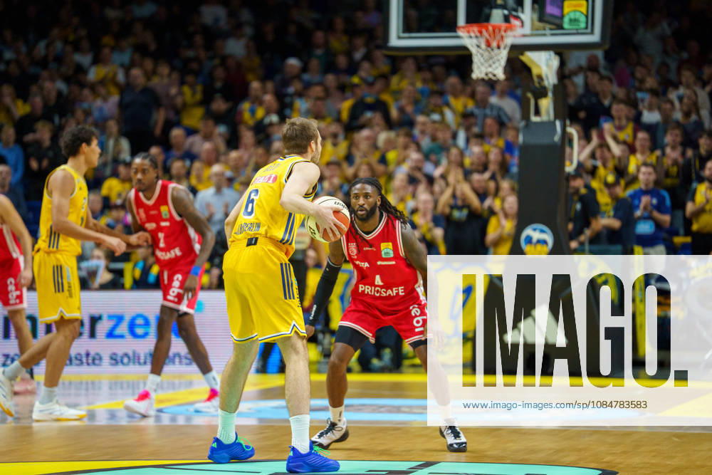 Im Bild: Malte Delow (ALBA BERLIN, 6), Jordan Jones (BMA365 Bamberg Baskets, 4) 19.10.2026, Alba Berlin - BMA365 Bamberg Baskets, BBL-Pokal Achtelfinale, Basketball, Saison 2026 27, Uber Arena
