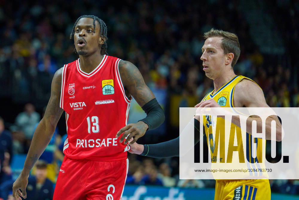 Im Bild: Justin Bean (ALBA BERLIN, 34), Trevon Scott (BMA365 Bamberg Baskets, 13) 19.10.2026, Alba Berlin - BMA365 Bamberg Baskets, BBL-Pokal Achtelfinale, Basketball, Saison 2026 27, Uber Arena