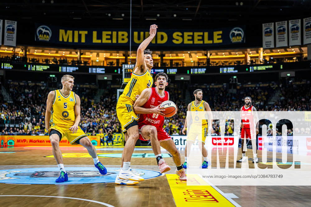 Basketball Berlin 19.10.2026 Saison 2026 2027 Netto BBL Pokal Achtelfinale Alba Berlin - BMA365 Bamberg Baskets Yuval Hochstadter (Bamberg, No.66) Brandon Angel (Alba Berlin, No.21)