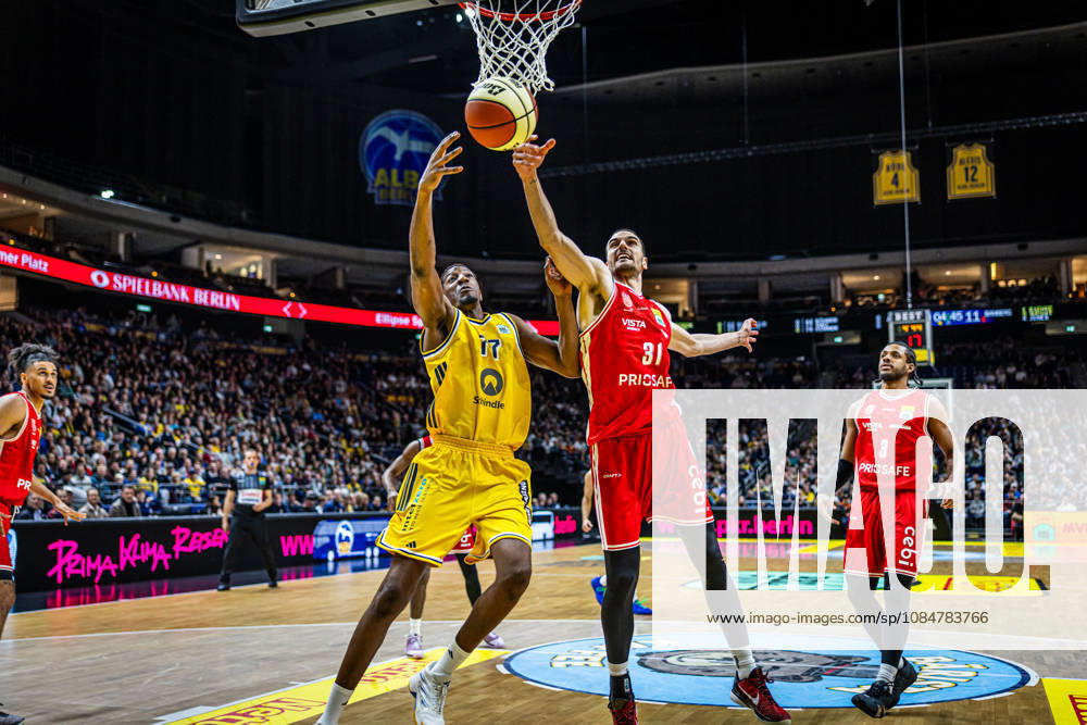 Basketball Berlin 19.10.2026 Saison 2026 2027 Netto BBL Pokal Achtelfinale Alba Berlin - BMA365 Bamberg Baskets Yankuba Sima (Alba Berlin, No.77) Daniel Keppeler (Bamberg, No.31)