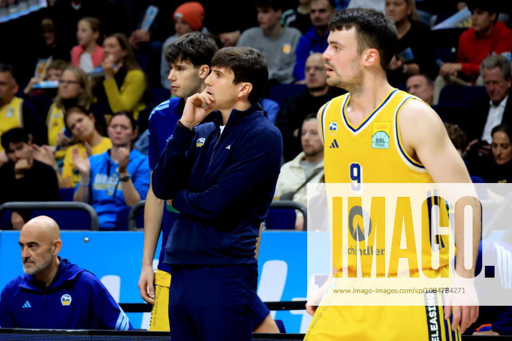 Deutschland, GER, DEU, Basketball, BBL-Pokal, 1.Tag, Saison 2026 2027, Berlin, ALBA Berlin vs Bamberg CHEFTRAINER Pedro Calles ( ALBA Berlin ), JONAS MATTISSECK ( ALBA Berlin 9 ), Nevio Bennefeld ( ALBA Berlin 22 ) nordphoto GmbH Engler Berlin Uber-Arena Berlin Deutschland
