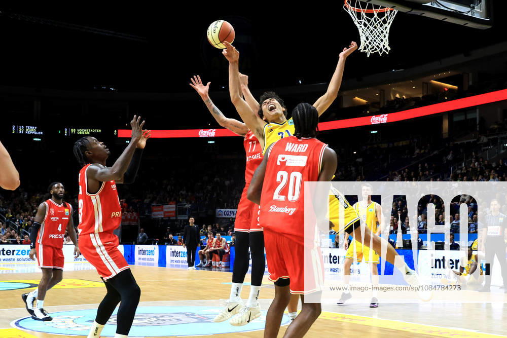 Deutschland, GER, DEU, Basketball, BBL-Pokal, 1.Tag, Saison 2026 2027, Berlin, ALBA Berlin vs Bamberg BRANDON ANGEL ( ALBA Berlin 21 ), Joshua Obiesie ( Bamberg 77 ), Hason Ward ( Bamberg 20 ) nordphoto GmbH Engler Berlin Uber-Arena Berlin Deutschland