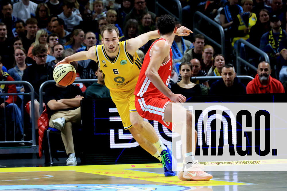 Deutschland, GER, DEU, Basketball, BBL-Pokal, 1.Tag, Saison 2026 2027, Berlin, ALBA Berlin vs Bamberg MALTE DELOW ( ALBA Berlin 6 ), Yuval Hochstadter ( Bamberg 66 ) nordphoto GmbH Engler Berlin Uber-Arena Berlin Deutschland
