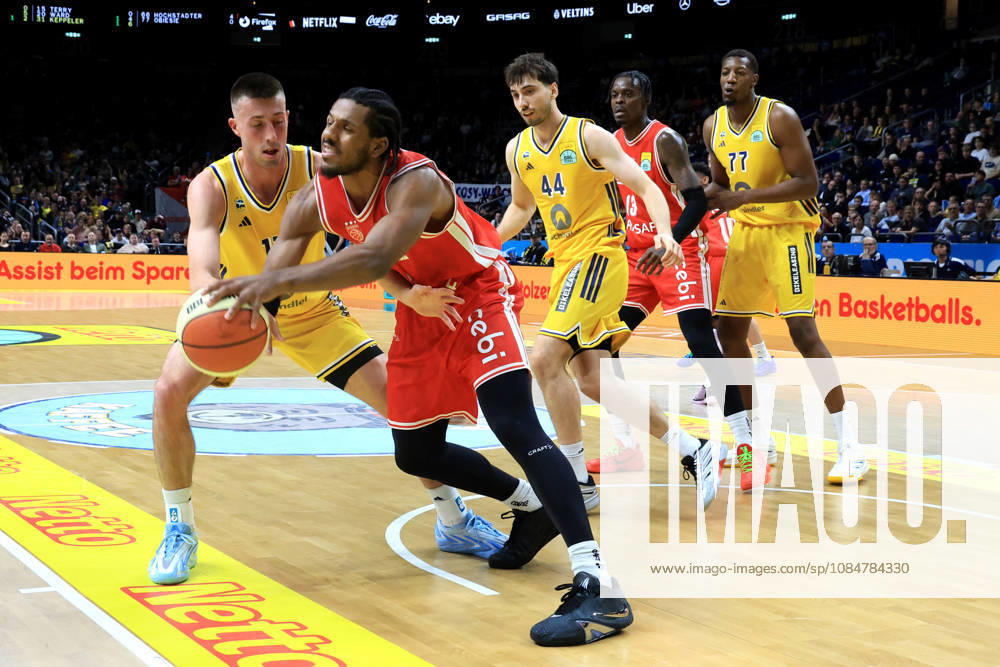 Deutschland, GER, DEU, Basketball, BBL-Pokal, 1.Tag, Saison 2026 2027, Berlin, ALBA Berlin vs Bamberg JOE WIESKAMP ( ALBA Berlin 11 ), JULIUS BOEHMER ( ALBA Berlin 44 ), Sima Fatty Yankuba ( ALBA Berlin 77 ), Jordan Wright ( Bamberg 3 ), Trevon Scott ( Bamberg 13 ) nordphoto GmbH Engler Berlin Uber-Arena Berlin Deutschland