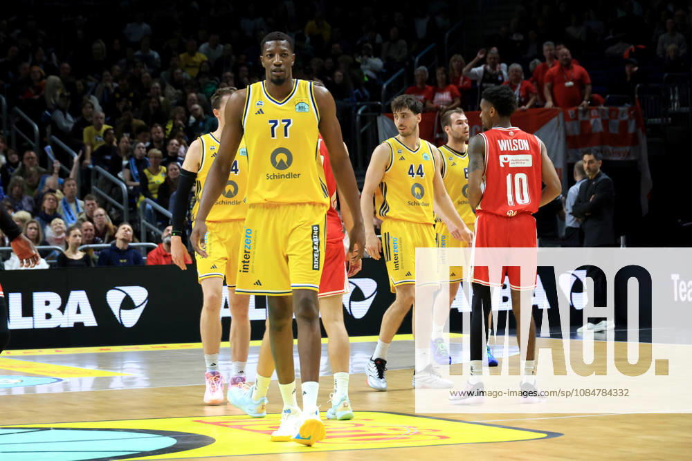 Deutschland, GER, DEU, Basketball, BBL-Pokal, 1.Tag, Saison 2026 2027, Berlin, ALBA Berlin vs Bamberg Sima Fatty Yankuba ( ALBA Berlin 77 ), ALBA-Spielerkreis nordphoto GmbH Engler Berlin Uber-Arena Berlin Deutschland