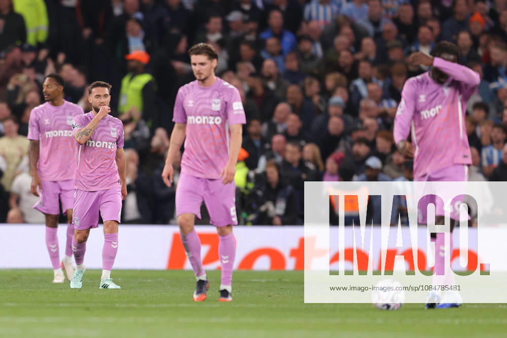 Premier League: Tottenham Hotspur v Coventry City Coventry city players look on as Tottenham make it 1-0 during the Premier League match Tottenham Hotspur vs Coventry City at Tottenham Hotspur Stadium, London, United Kingdom on 19 October 2026 (Photo by Harvey Murphy News Images)