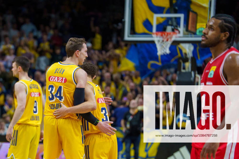 Im Bild: Nach dem Spiel, Sieg Alba Berlin, Jubel, Freuder 19.10.2026, Alba Berlin - BMA365 Bamberg Baskets, BBL-Pokal Achtelfinale, Basketball, Saison 2026 27, Uber Arena