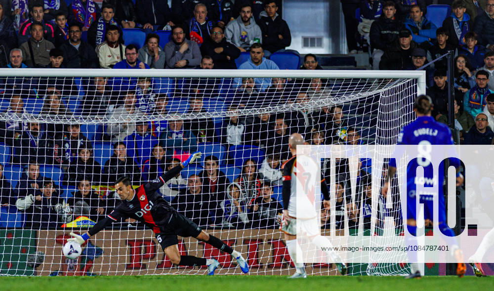 Getafe CF vs Rayo Vallecano - LaLiga EA Sports - 19 10 2026 Emil Audero of Rayo Vallecano in action during the LaLiga EA Sports match between Getafe CF and RC Rayo Vallecano at Coliseum Stadium on October 19, 2026 in Madrid, Spain. Getafe Spain