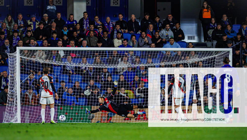 Getafe CF vs Rayo Vallecano - LaLiga EA Sports - 19 10 2026 Emil Audero of Rayo Vallecano in action during the LaLiga EA Sports match between Getafe CF and RC Rayo Vallecano at Coliseum Stadium on October 19, 2026 in Madrid, Spain. Getafe Spain