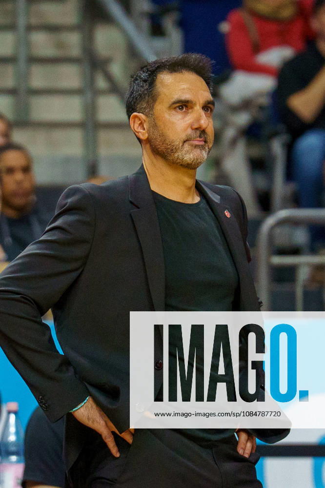 Im Bild: (BMA365 Bamberg Baskets, Trainer) Jesus Ramirez 19.10.2026, Alba Berlin - BMA365 Bamberg Baskets, BBL-Pokal Achtelfinale, Basketball, Saison 2026 27, Uber Arena