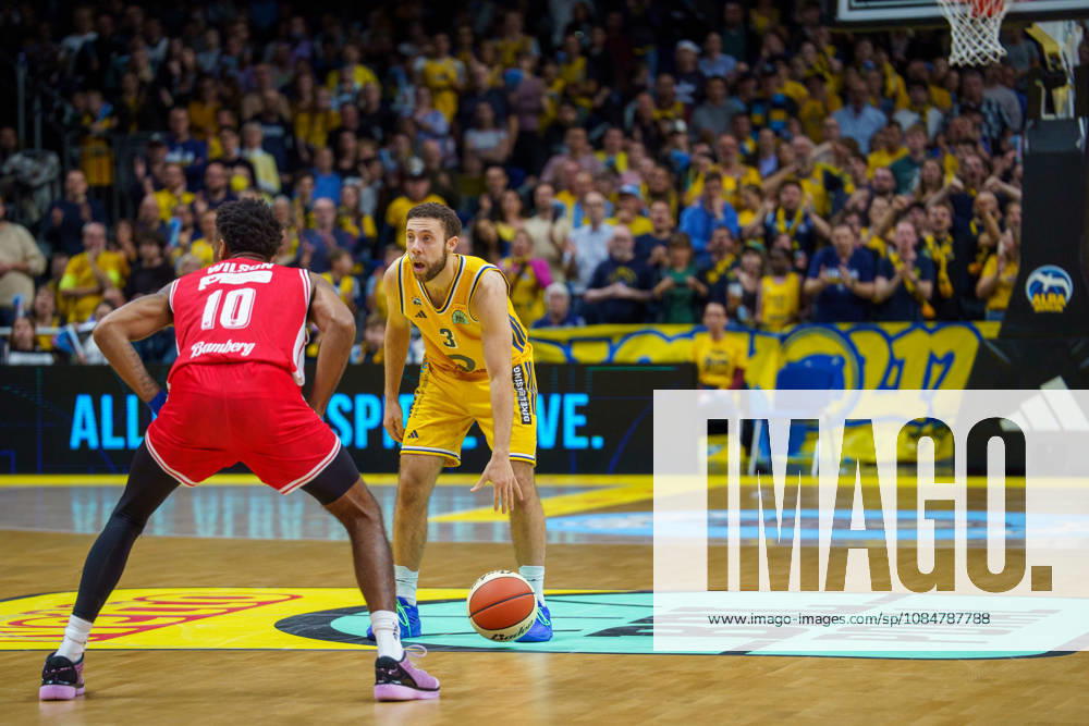 Im Bild: Jordan Ford (ALBA BERLIN, 3), Mylik Wilson (BMA365 Bamberg Baskets, 10) 19.10.2026, Alba Berlin - BMA365 Bamberg Baskets, BBL-Pokal Achtelfinale, Basketball, Saison 2026 27, Uber Arena