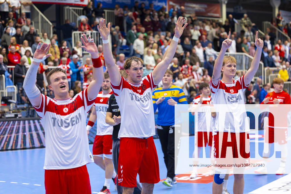 8. Spieltag der 2. Handball-Bundesliga, TuSEM Essen - TV Emsdetten. v. l. Max Neuhaus (TuSEM Essen), Tom Wolf (TuSEM Essen), Finley Werschkull (TuSEM Essen) bejubeln den Sieg. Essen Am Hallo NRW Deutschland xRHR-FOTO DEx
