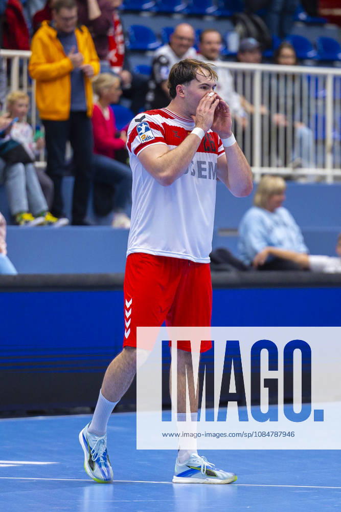 8. Spieltag der 2. Handball-Bundesliga, TuSEM Essen - TV Emsdetten. Tom Wolf (TuSEM Essen) heizt die Fans an. Essen Am Hallo NRW Deutschland xRHR-FOTO DEx