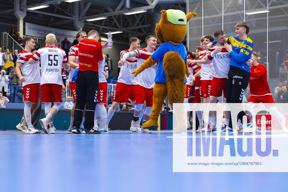 8. Spieltag der 2. Handball-Bundesliga, TuSEM Essen - TV Emsdetten. Die Spieler des TUSEM bejubeln den ersten Sieg. Essen Am Hallo NRW Deutschland xRHR-FOTO DEx
