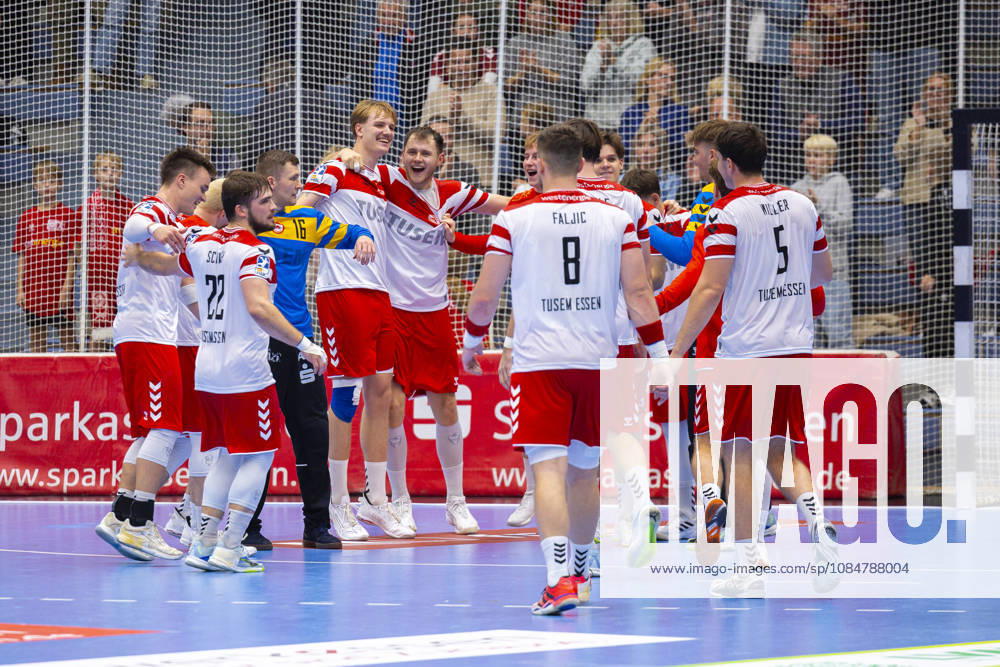 8. Spieltag der 2. Handball-Bundesliga, TuSEM Essen - TV Emsdetten. Die Spieler des TUSEM bejubeln den ersten Sieg der Saison. Essen Am Hallo NRW Deutschland xRHR-FOTO DEx